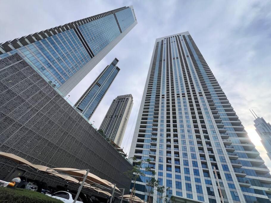 Elegant High Floor One Bedroom Next To Mall *
