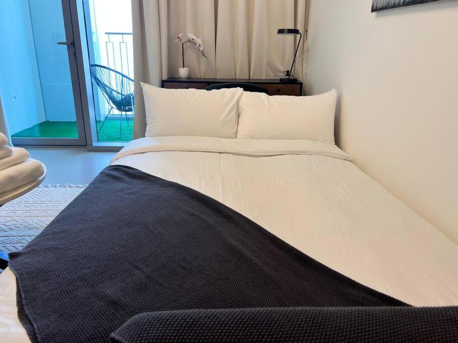 Elegant High Floor One Bedroom Next To Mall