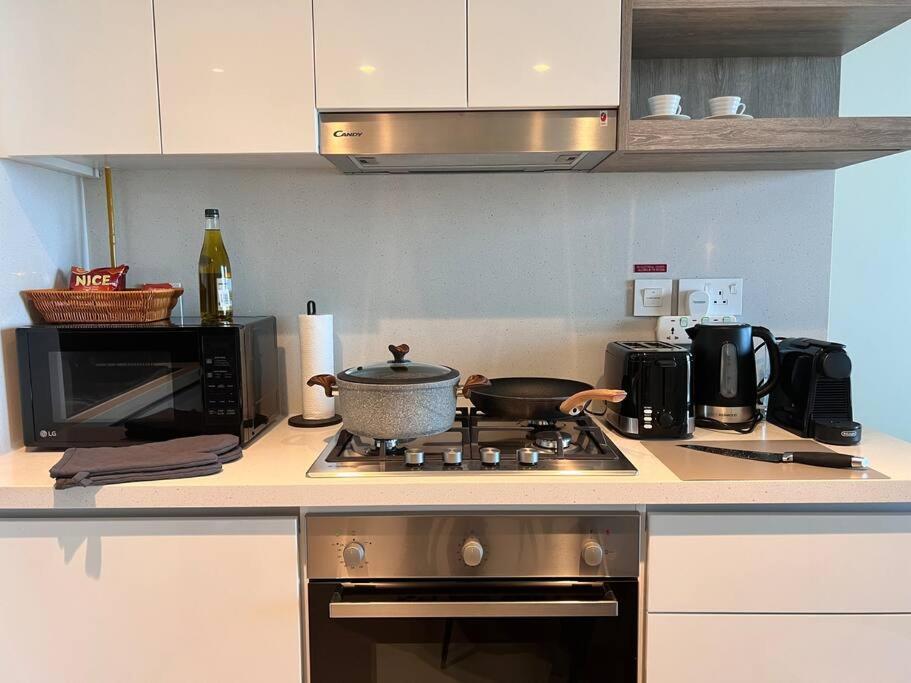 Apartment Elegant High Floor One Bedroom Next To Mall