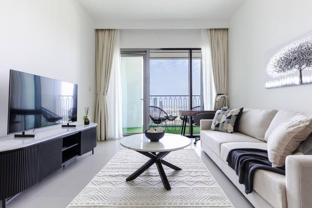 Elegant High Floor One Bedroom Next To Mall *