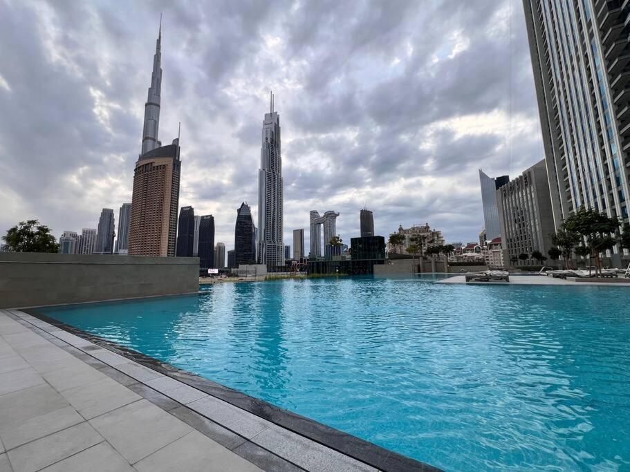 Elegant High Floor One Bedroom Next To Mall