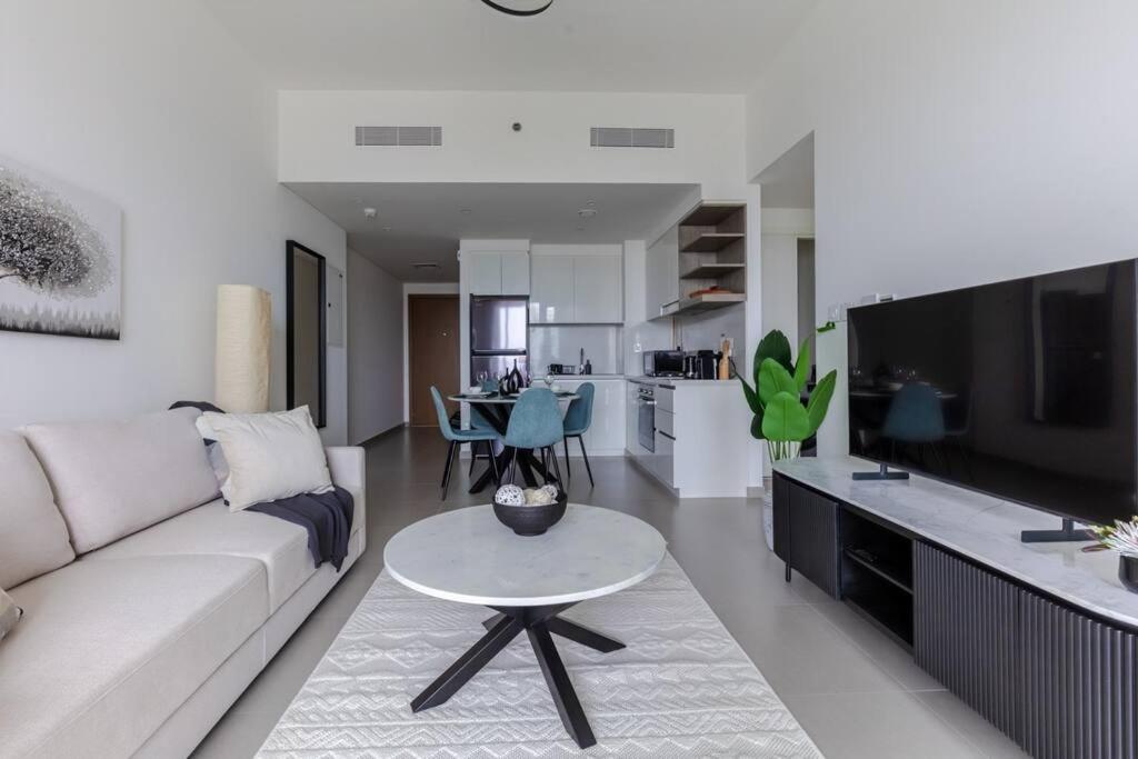 Elegant High Floor One Bedroom Next To Mall