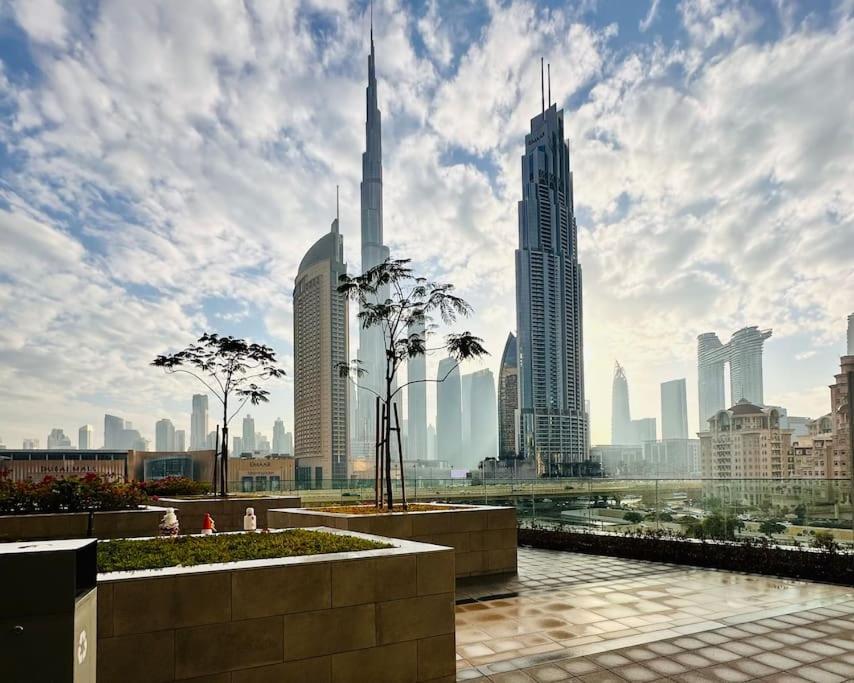 Elegant High Floor One Bedroom Next To Mall