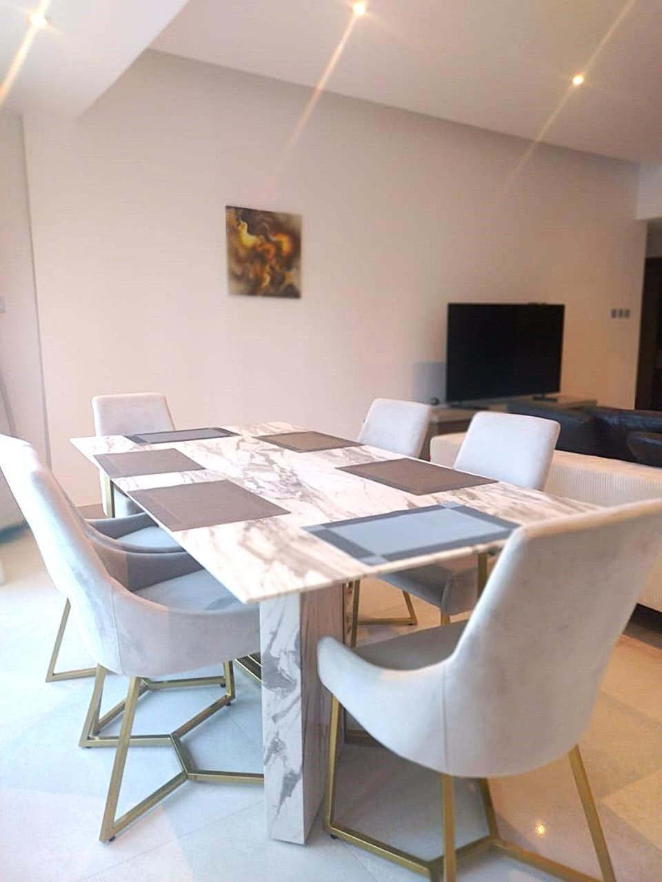 Upgraded 2 Bedroom At Marina *