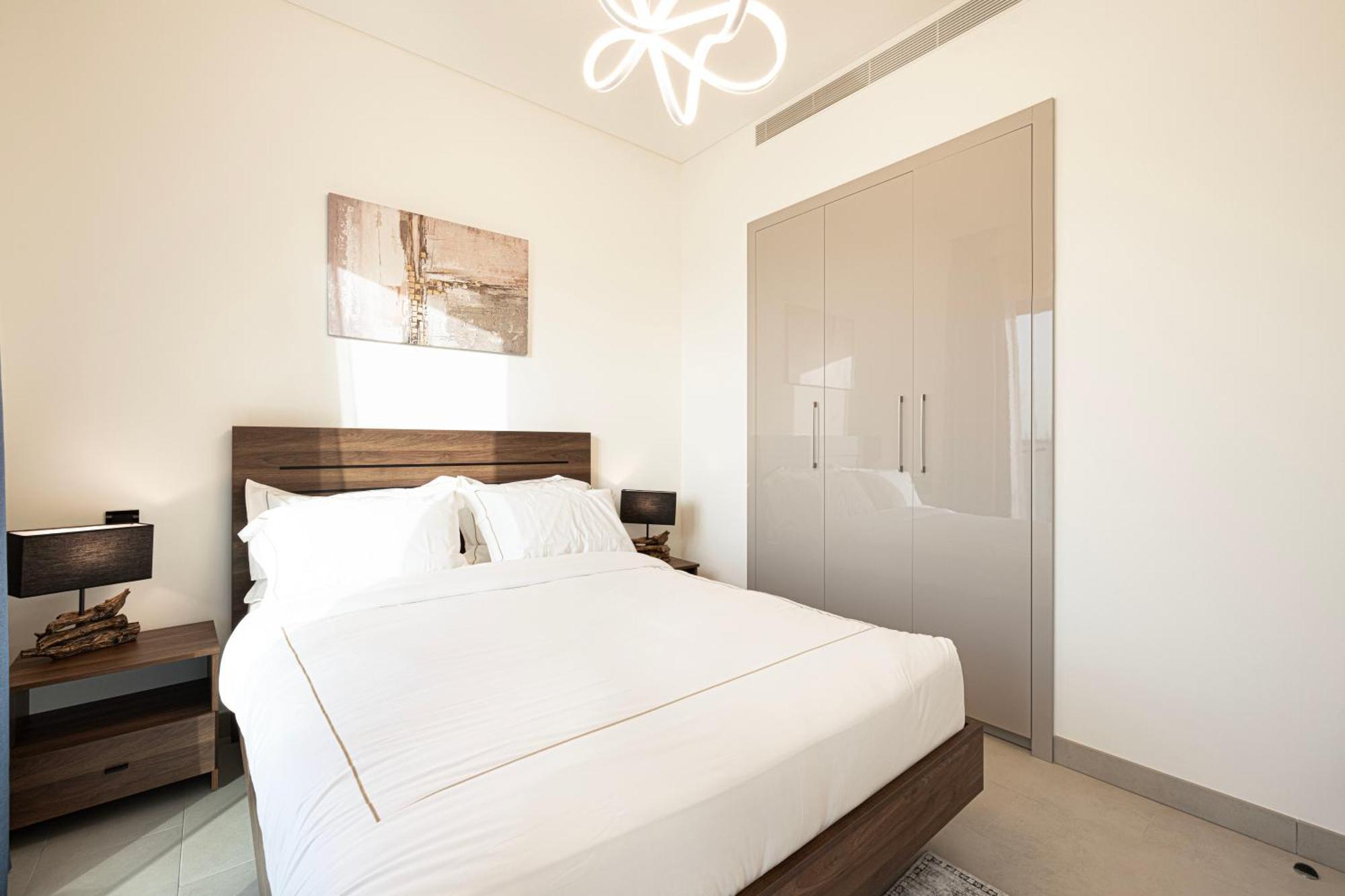Easemytrip - Sobha Waves Luxury, 1br With Burj Khalifa View * Dubai