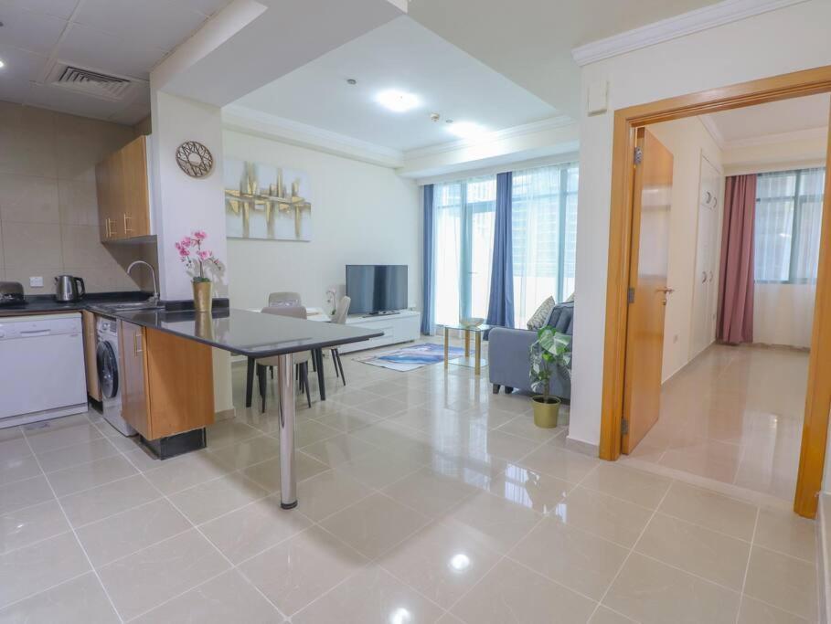 Vibrant 1 Bedroom At Barasti-dubai Marina Apartment Dubai