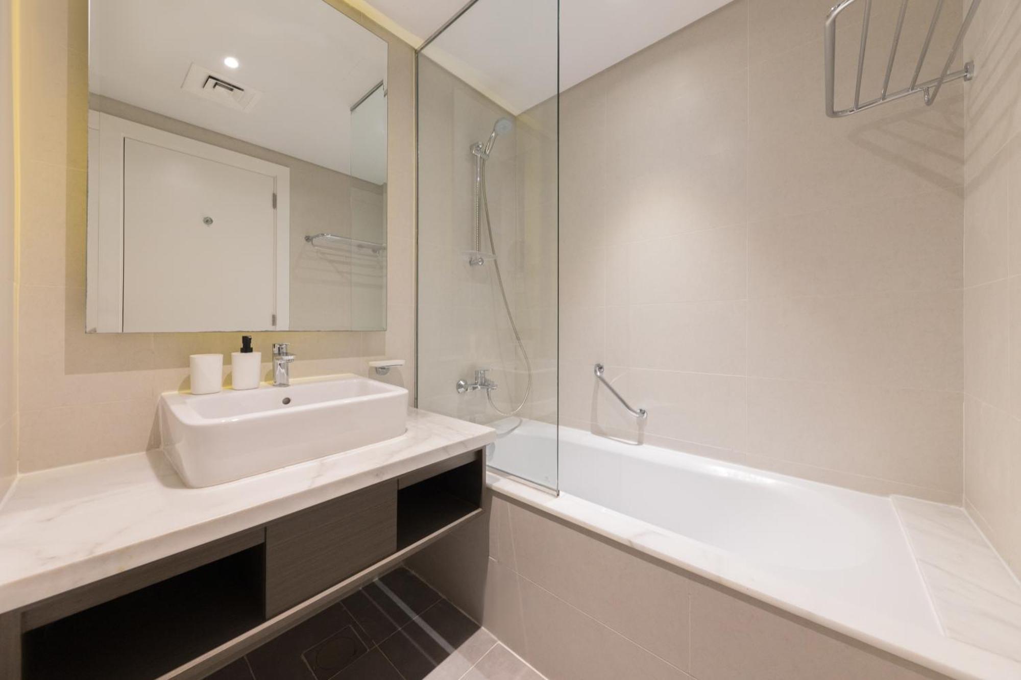 Apartment Stunning Canal Viewbusiness Bay High Floorstudio Dubai