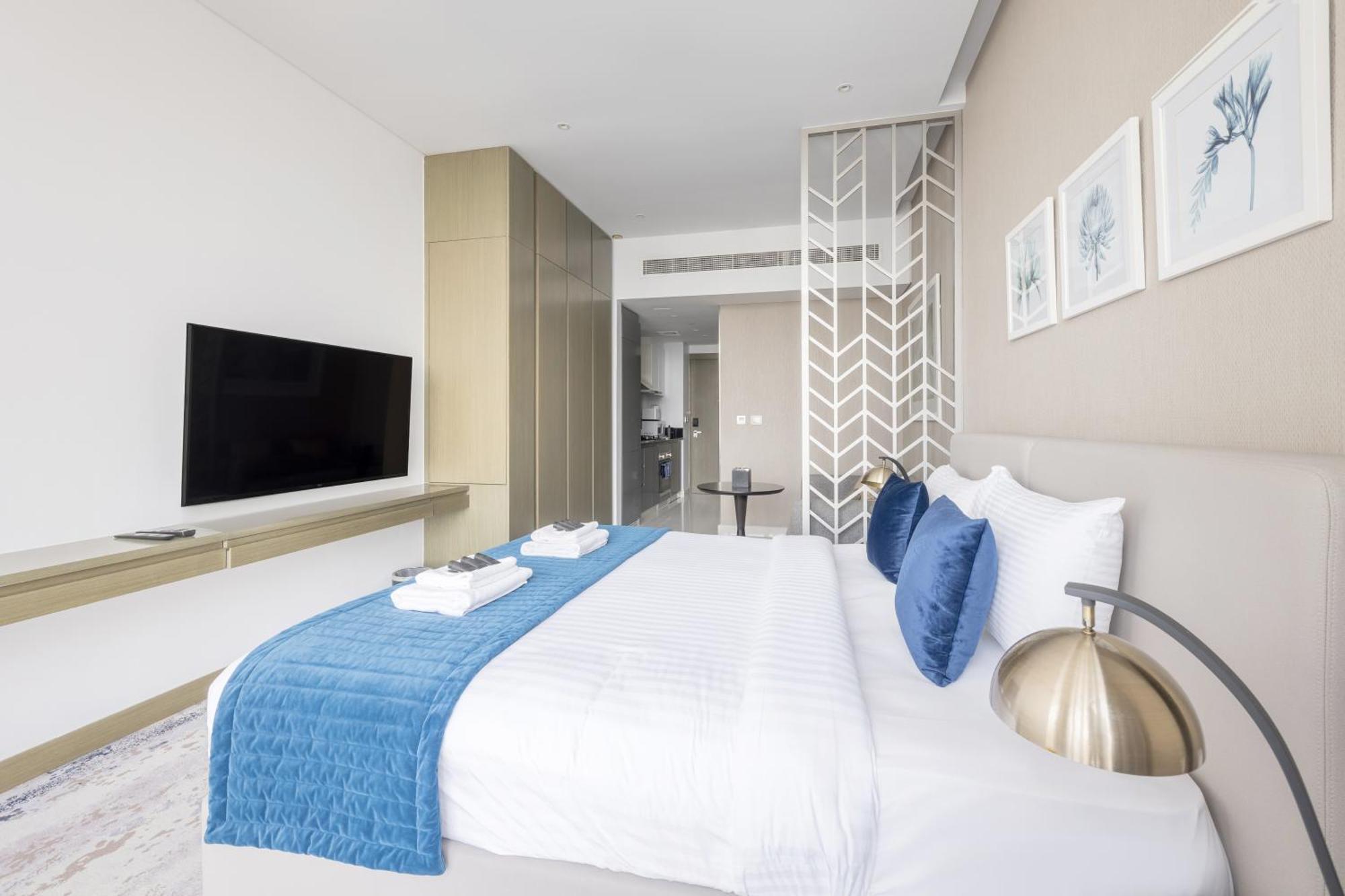 Stunning Canal Viewbusiness Bay High Floorstudio Apartment *