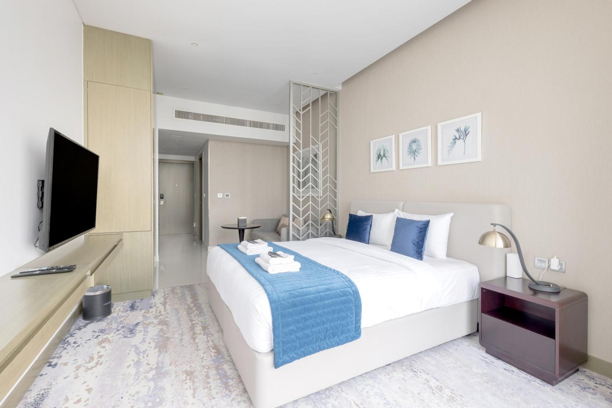 Stunning Canal Viewbusiness Bay High Floorstudio *