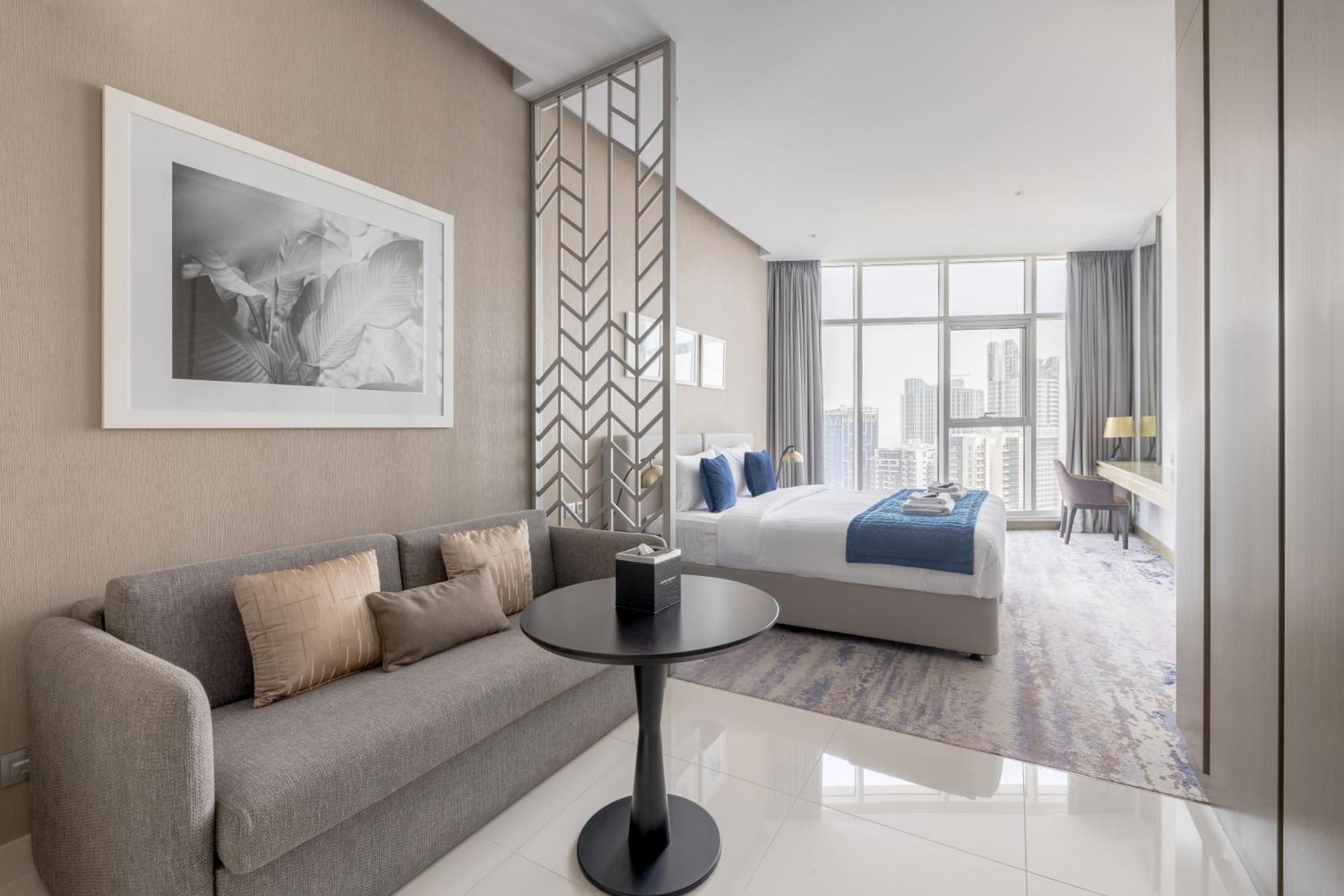 Stunning Canal Viewbusiness Bay High Floorstudio