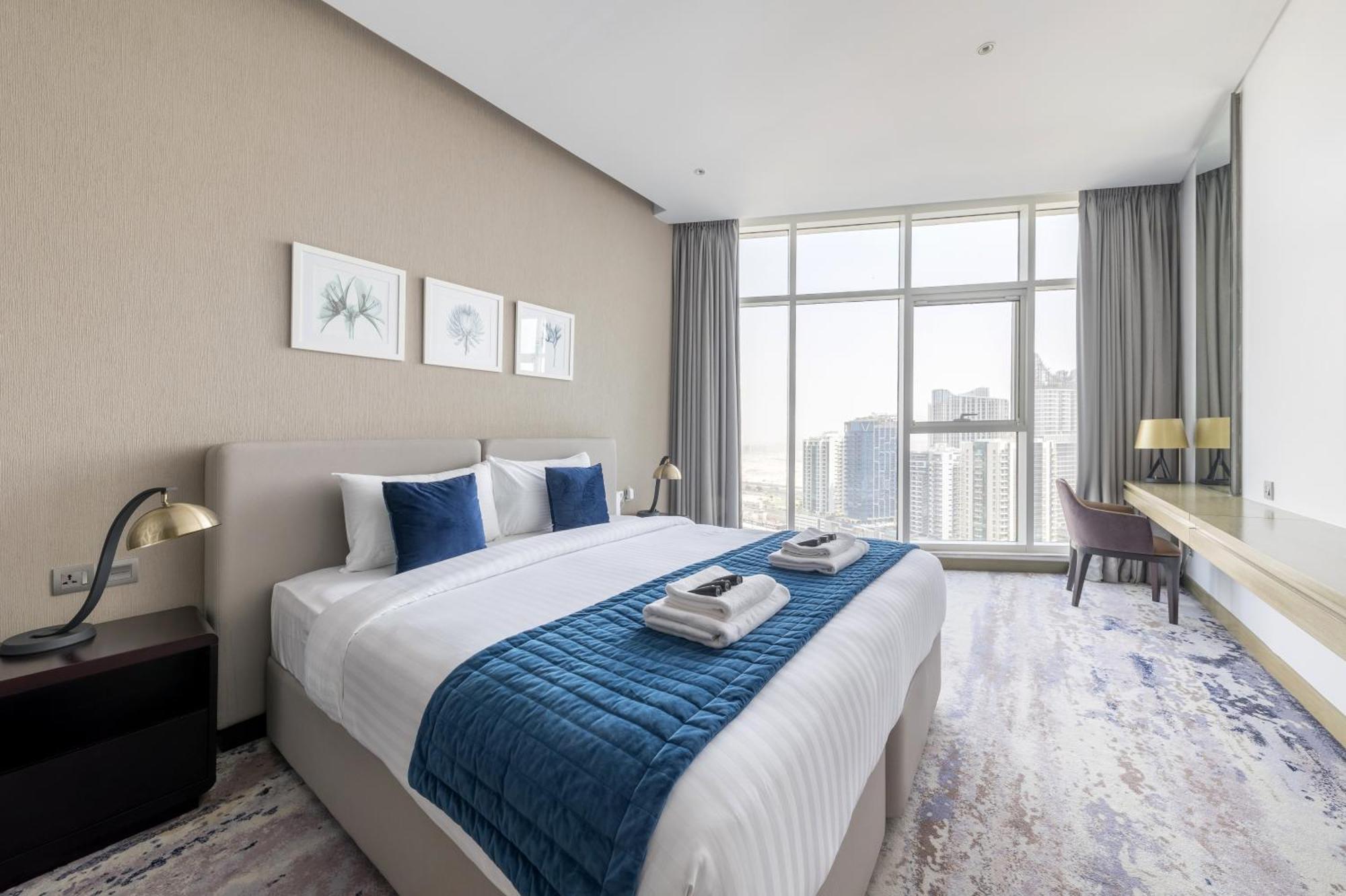 Stunning Canal Viewbusiness Bay High Floorstudio Apartment