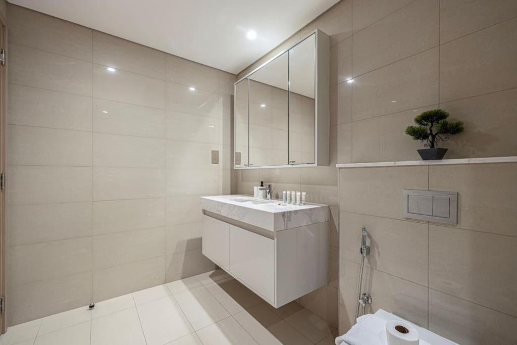 Lux With Full Burj View I 1 Min Mall Apartment Dubai