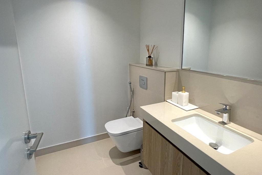 Rh - Beautiful Burj Khalifa View, 03br With Maid's Room, 7 Mins Walk To Mall *