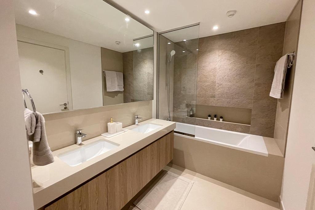 Rh - Beautiful Burj Khalifa View, 03br With Maid's Room, 7 Mins Walk To Mall * Dubai