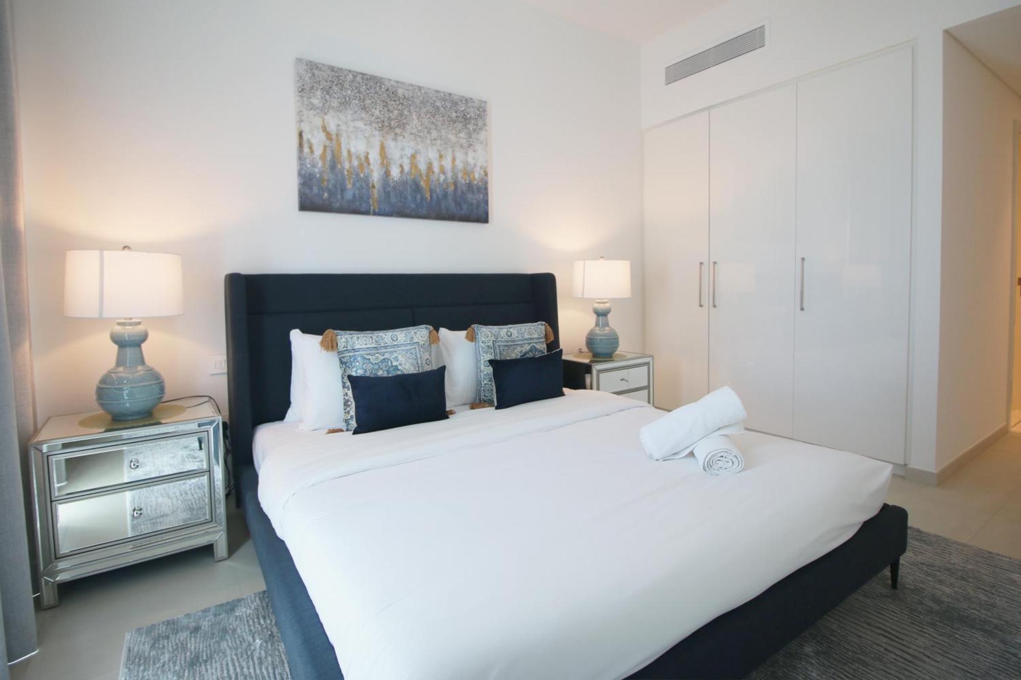 Rh - Beautiful Burj Khalifa View, 03br With Maid's Room, 7 Mins Walk To Mall * Dubai