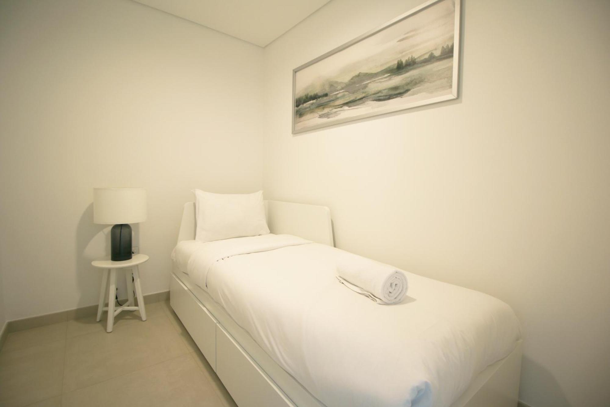 Rh - Beautiful Burj Khalifa View, 03br With Maid's Room, 7 Mins Walk To Mall Dubai