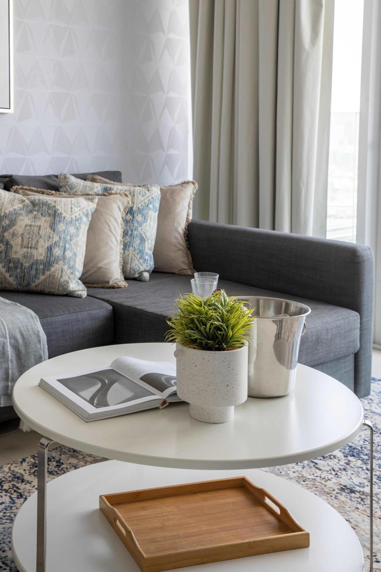 Frank Porter - 1 Residences 1 Apartment *