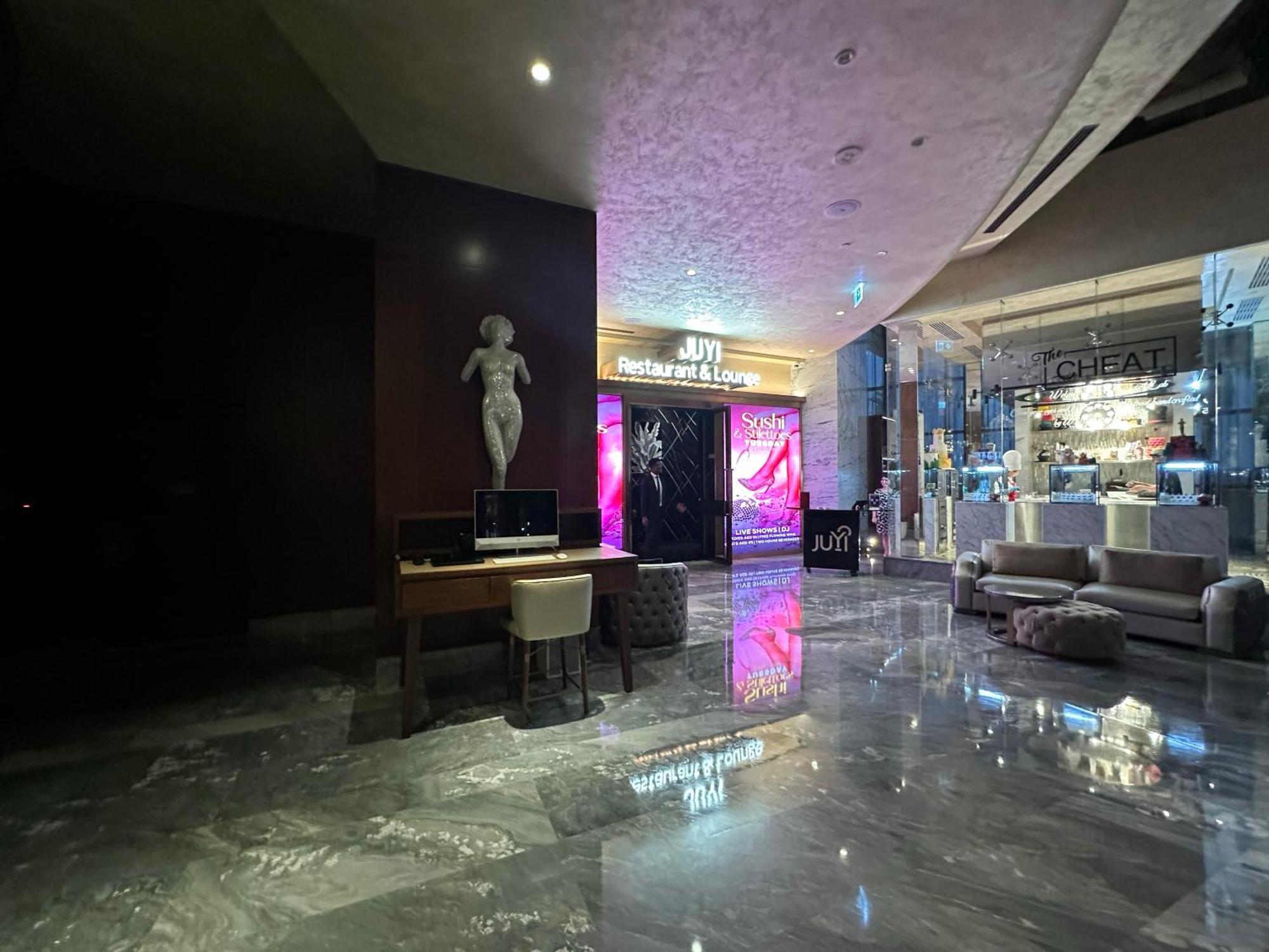 Luxurious 2bdr In Paramount Towers With Burj Khalifa Views Dubai