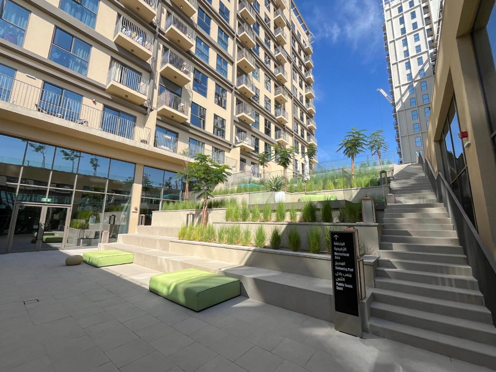 Colorful1br In Hills Next To Mall Apartment *