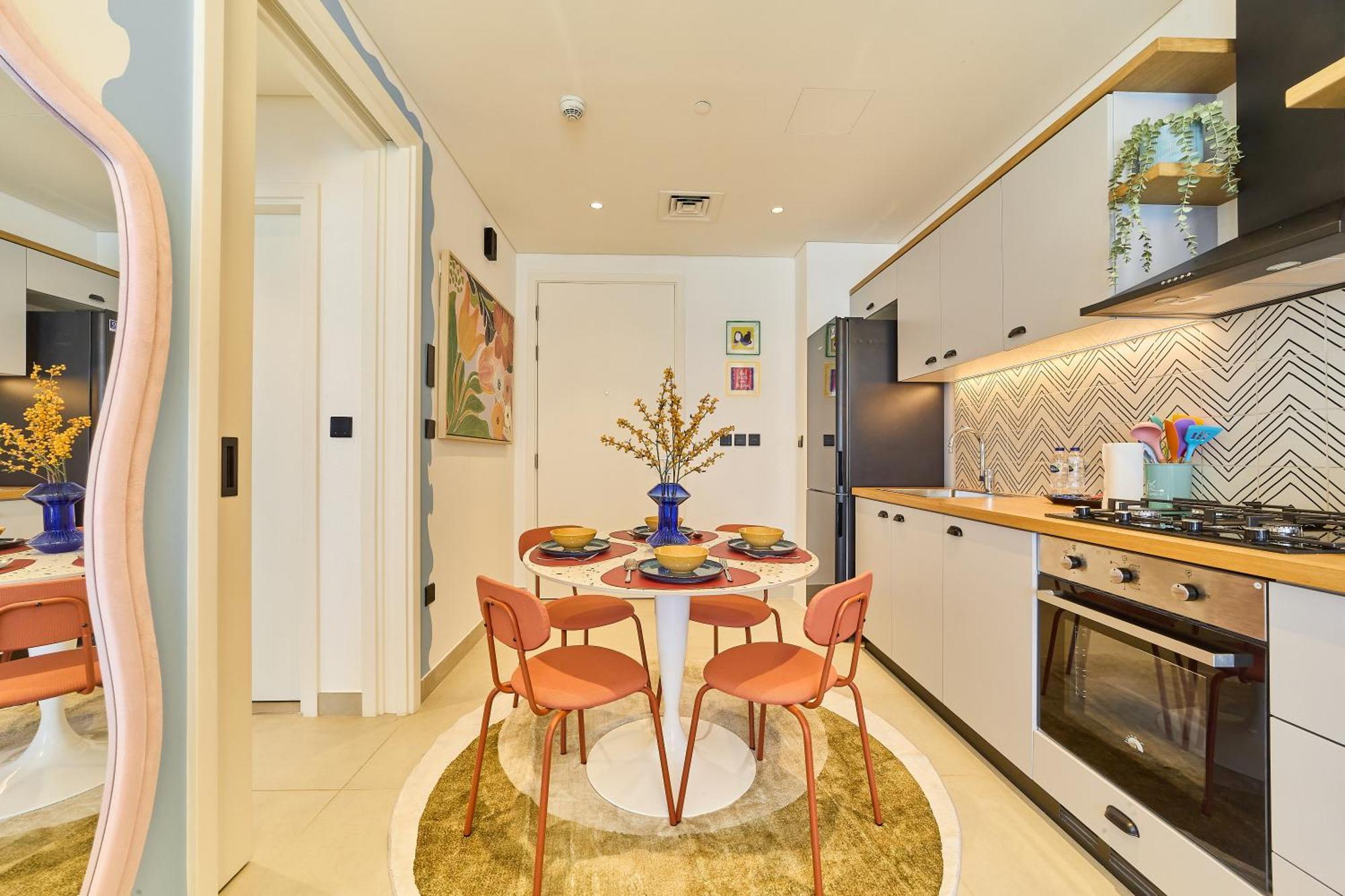 Colorful1br In Hills Next To Mall Apartment *
