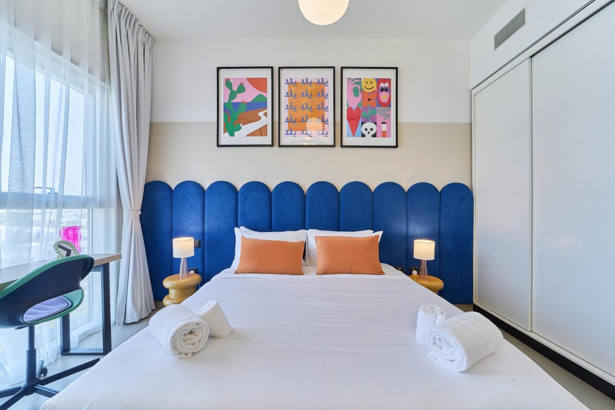 Colorful1br In Hills Next To Mall Apartment Dubai