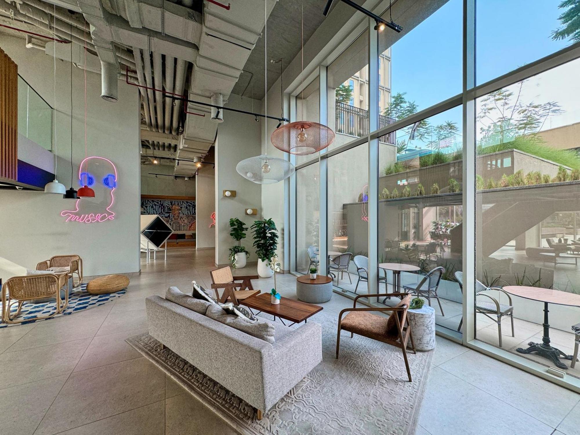 Apartment Colorful1br In Hills Next To Mall
