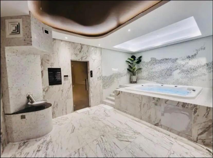 360 Downtown Luxury Apt- Infinity Pool Burj View * Dubai