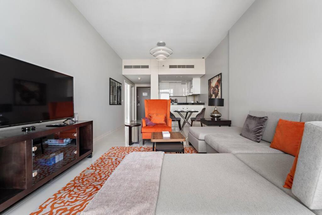 Modern 1 Bedroom In Family Community Apartment *