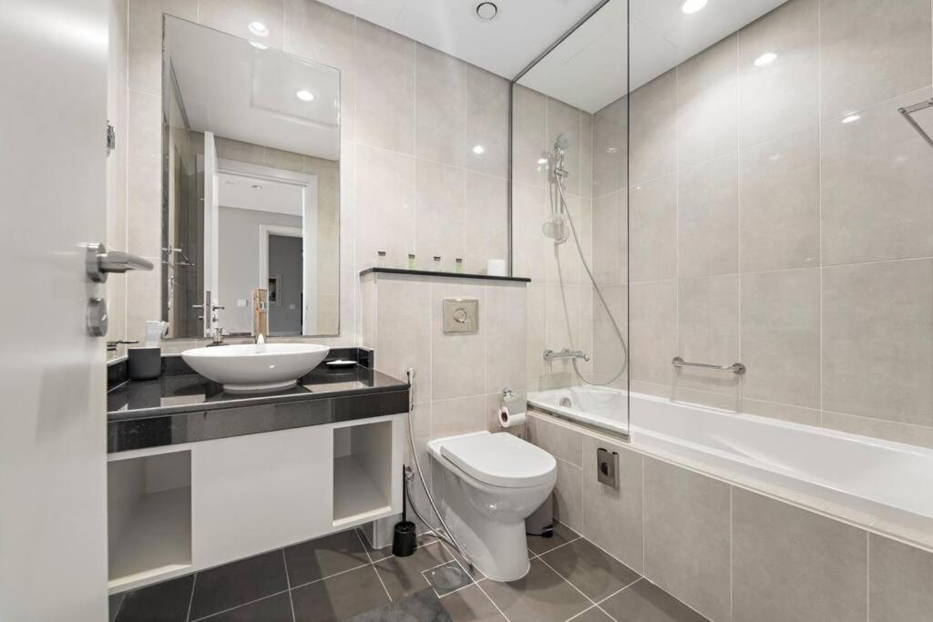 Modern 1 Bedroom In Family Community Dubai
