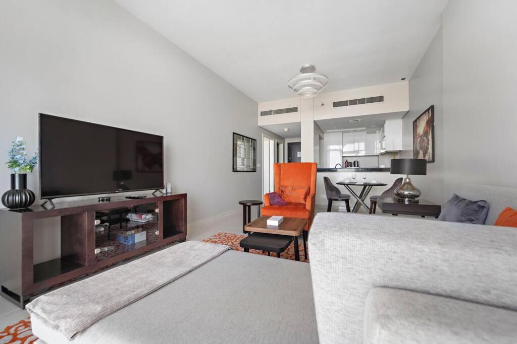 Apartment Modern 1 Bedroom In Family Community Dubai