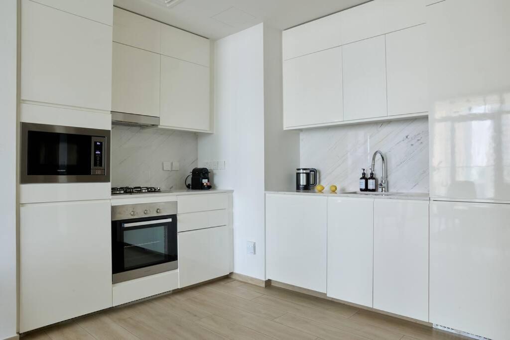 Elegant Luxury Living In Palace Residences Apartment *