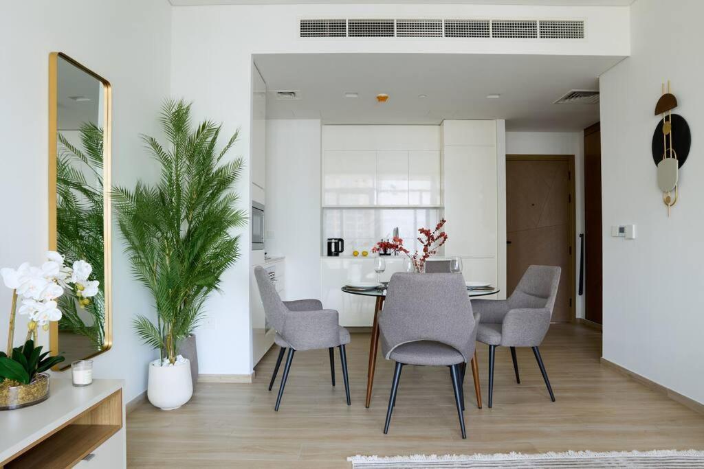 Elegant Luxury Living In Palace Residences Apartment