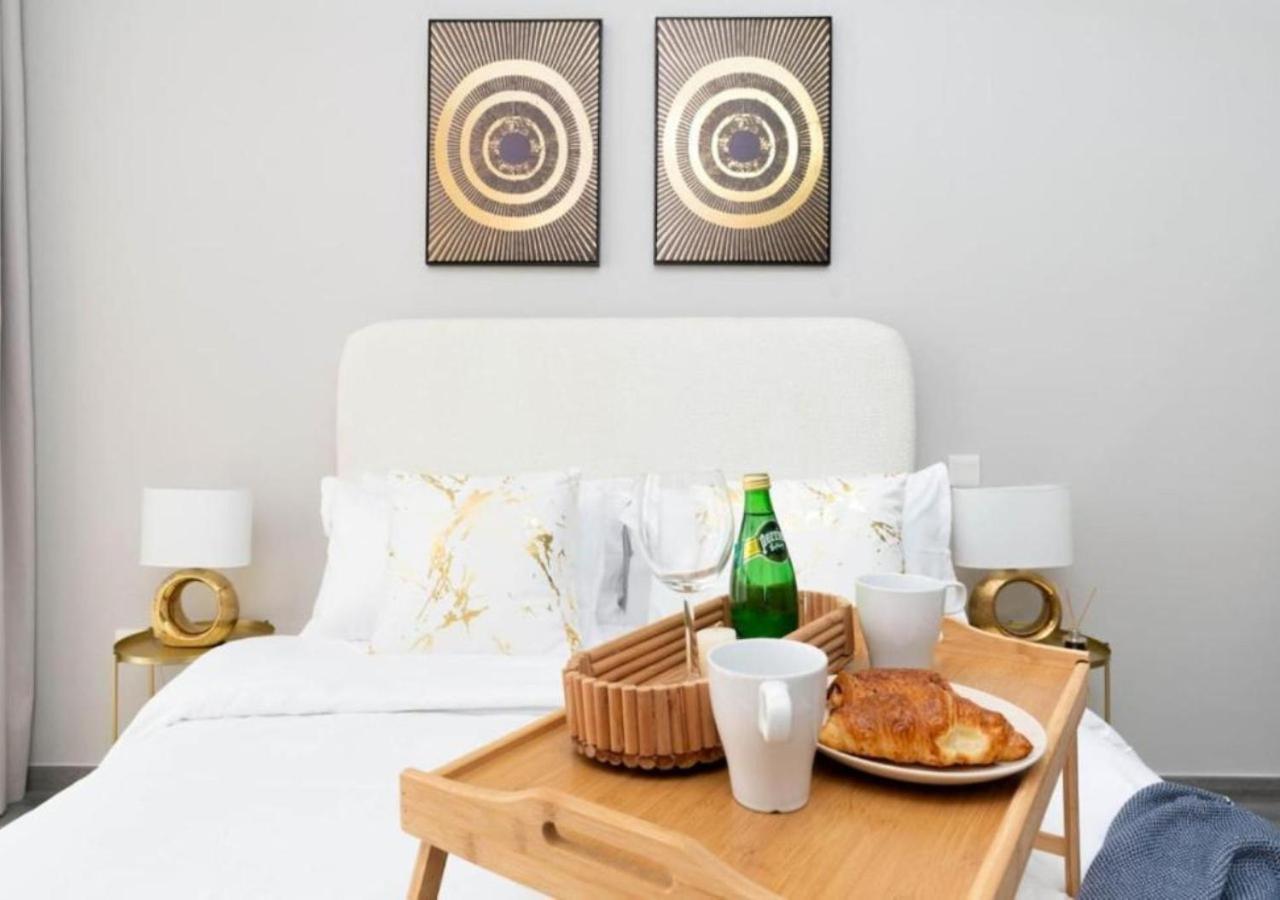Apartment Chic 2br Urban Retreat W Captivating Views By Vibel