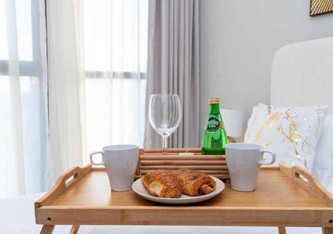 Chic 2br Urban Retreat W Captivating Views By Vibel Dubai