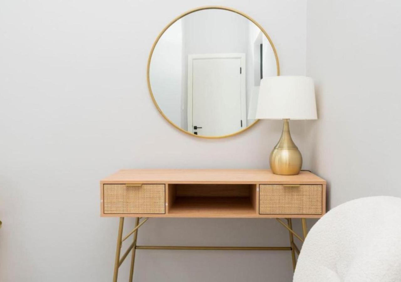 Apartment Chic 2br Urban Retreat W Captivating Views By Vibel *