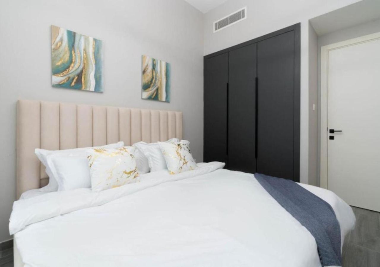 Apartment Chic 2br Urban Retreat W Captivating Views By Vibel *