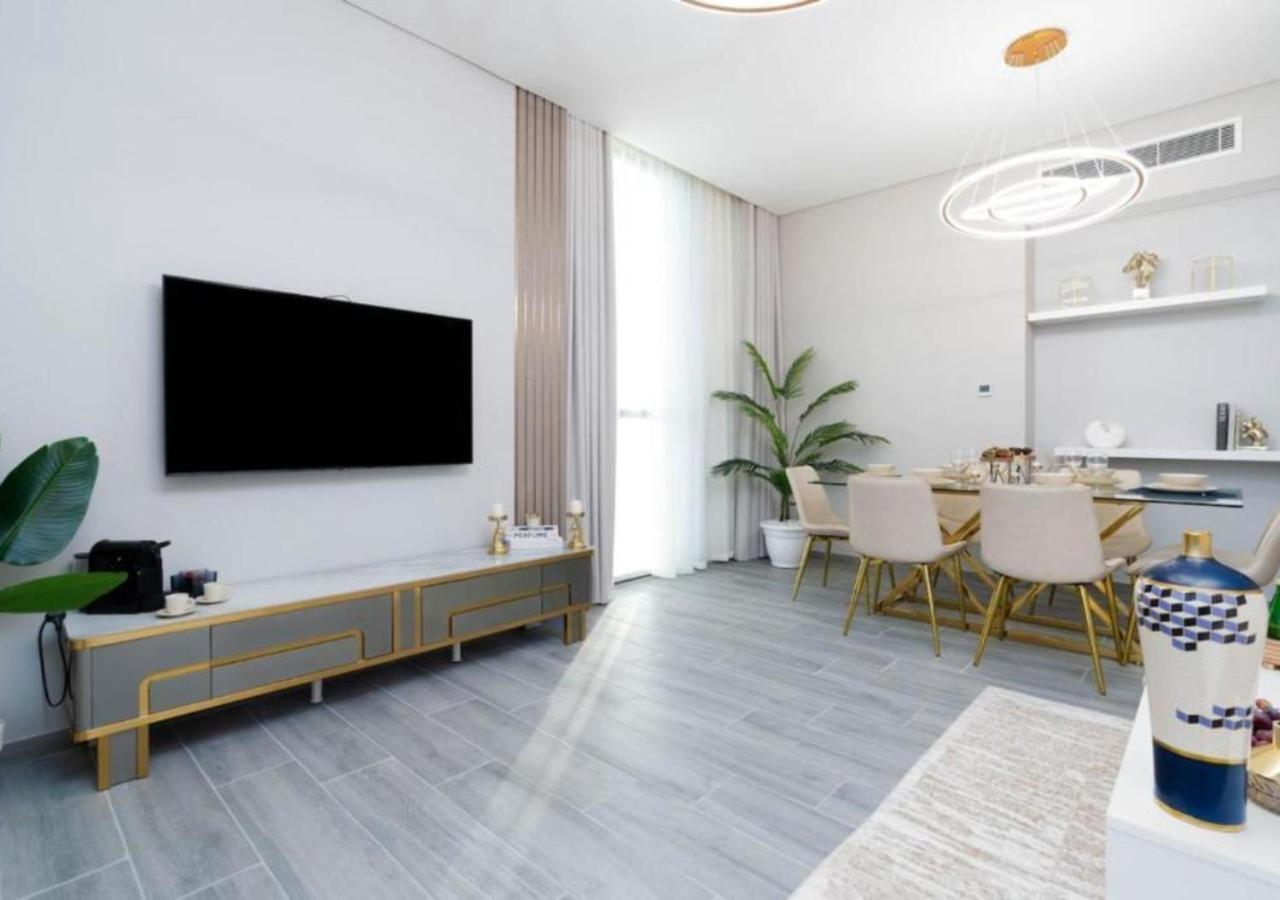 Chic 2br Urban Retreat W Captivating Views By Vibel Apartment Dubai