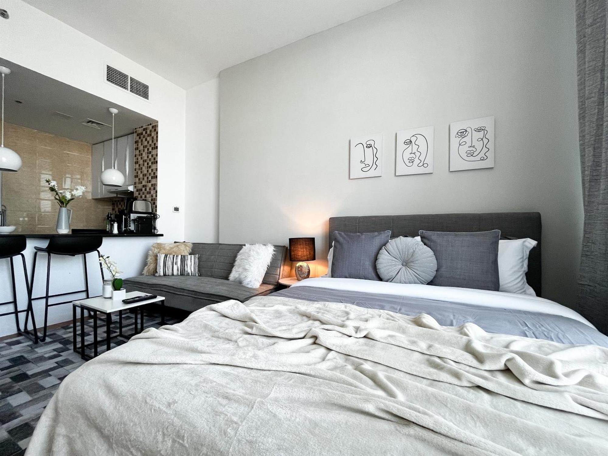 W Modern Amenities In Prime Location Apartment