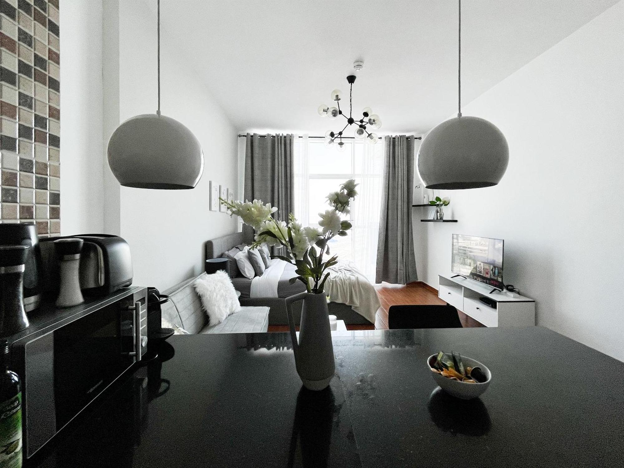 W Modern Amenities In Prime Location *