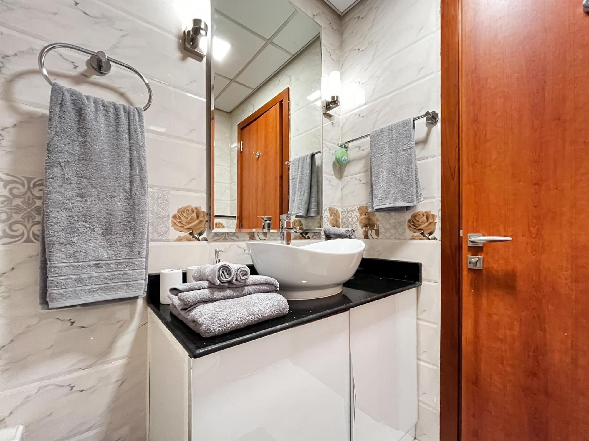 Apartment W Modern Amenities In Prime Location *