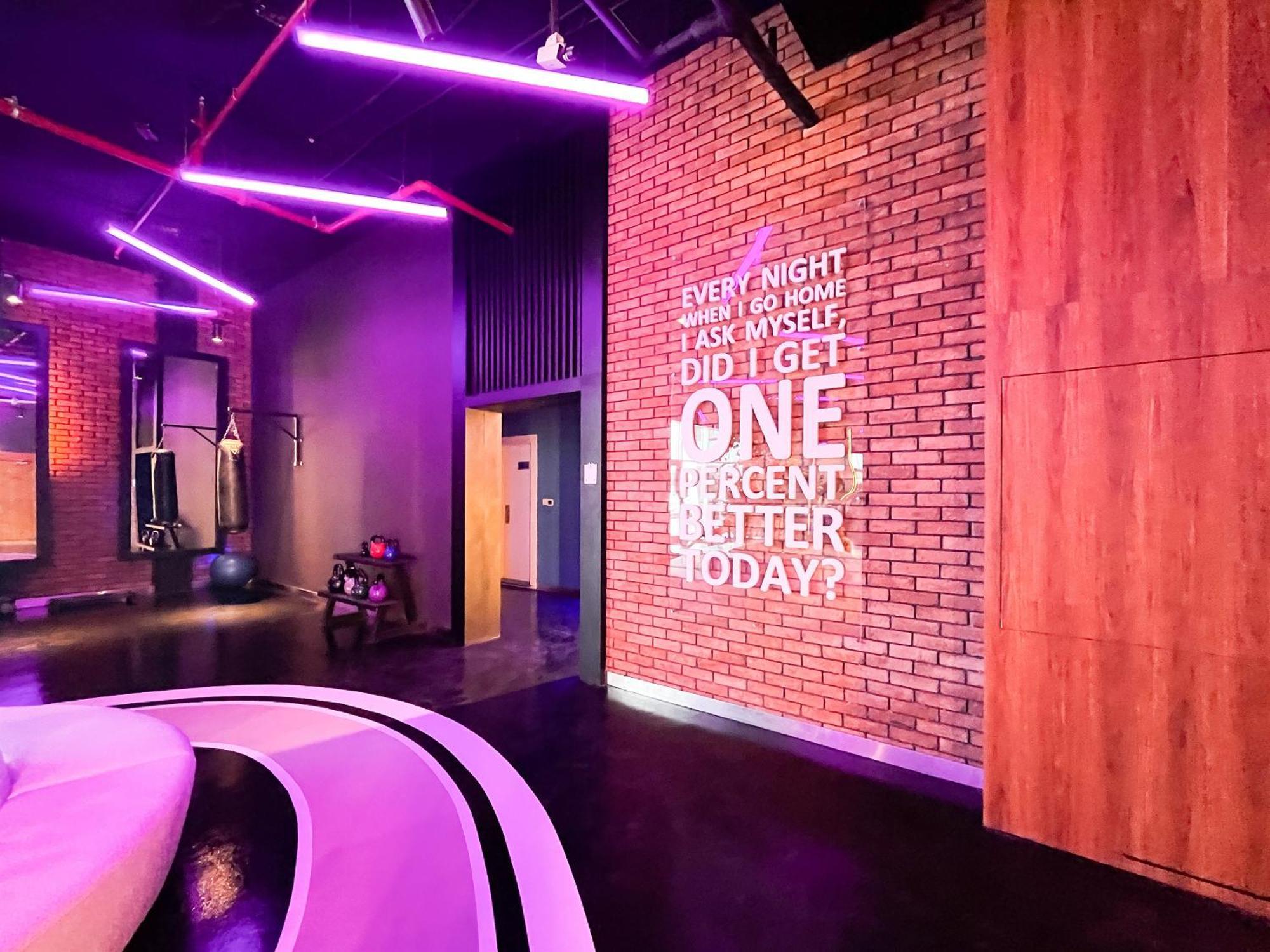 W Modern Amenities In Prime Location Apartment