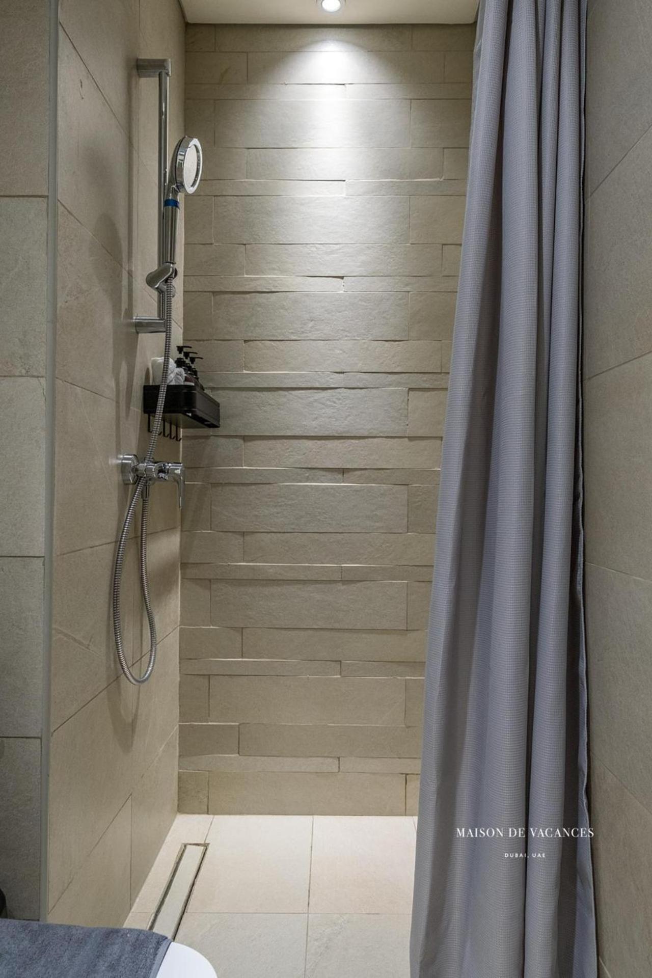Apartment Comfortable 10mins Away From Mall Dubai