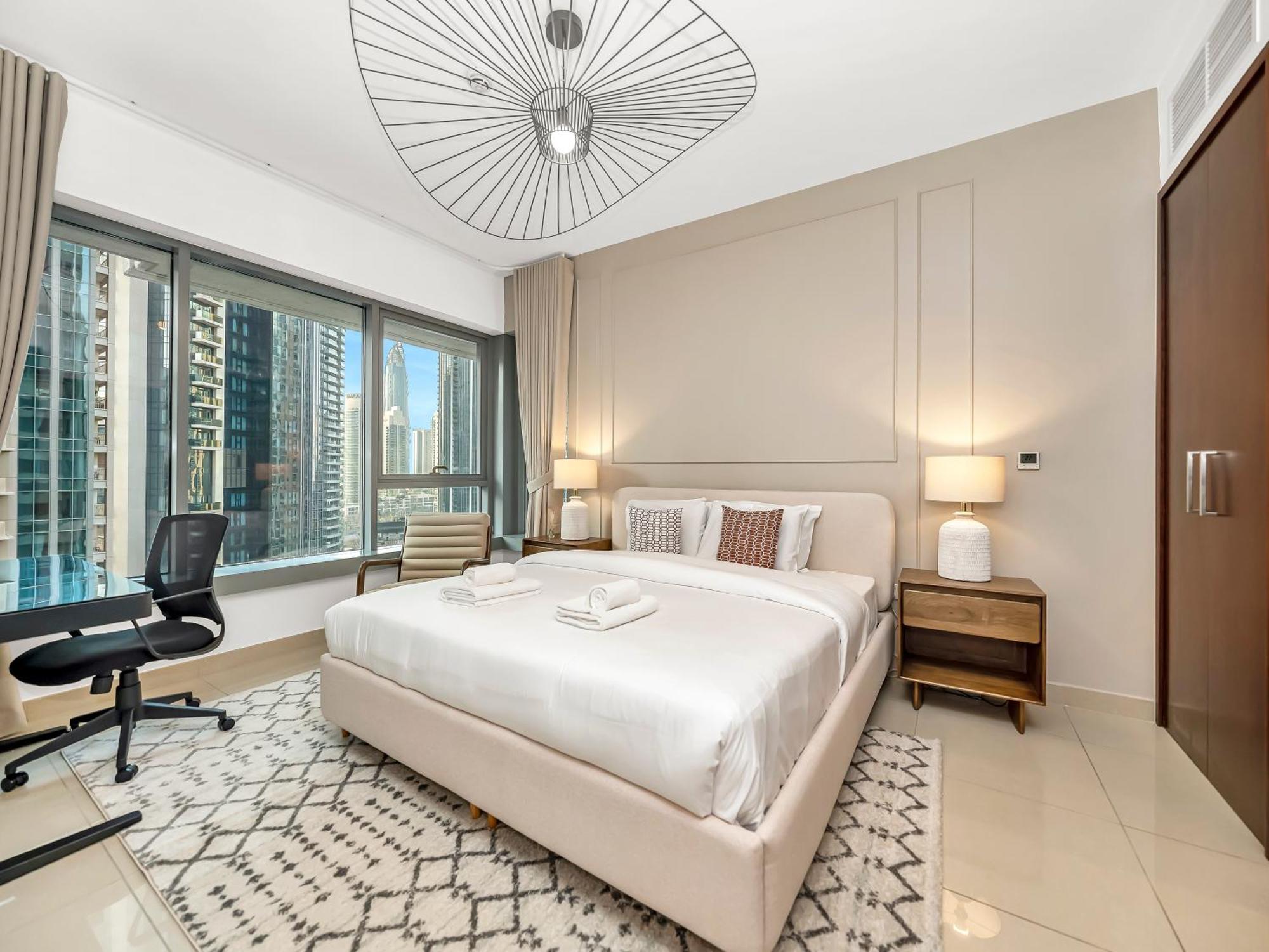 Apartment New Burj Khalifa & Fountain Views & Work Station