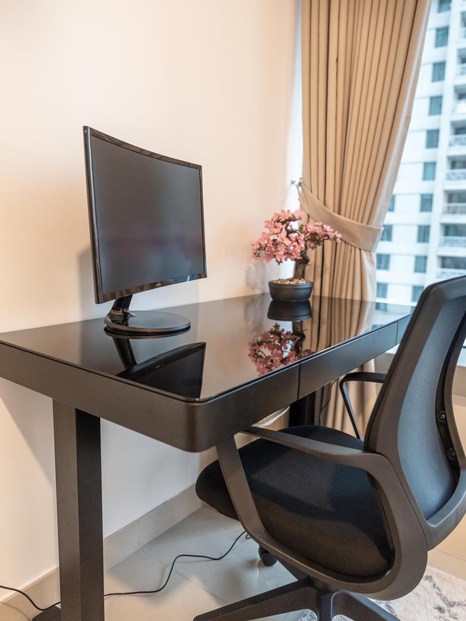 New Burj Khalifa & Fountain Views & Work Station Apartment *
