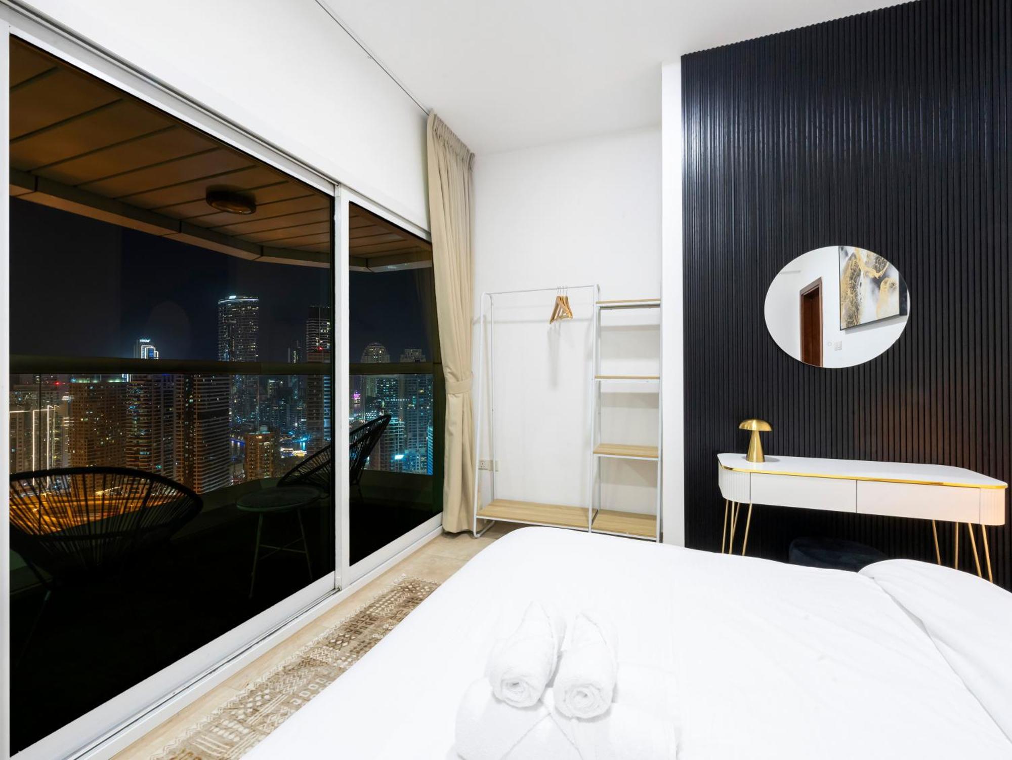 Stunning Panoramic Sea & Marina Skyline View Apartment
