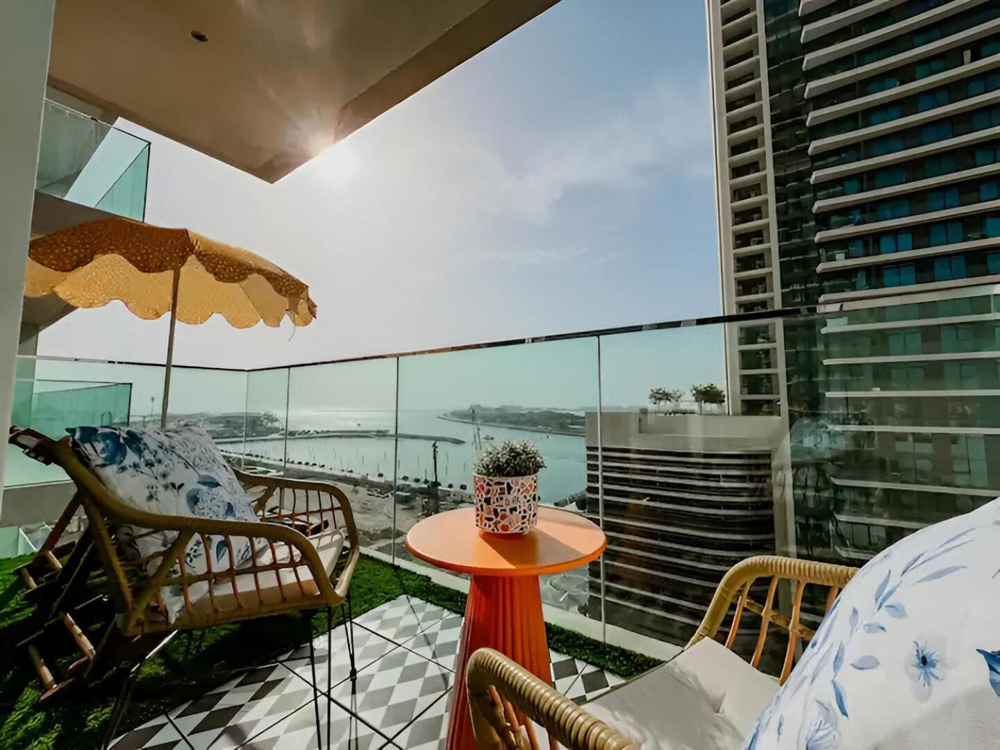 Apartment Beachfront Bliss: Chic 1 Bedroom Retreat By The Sea
