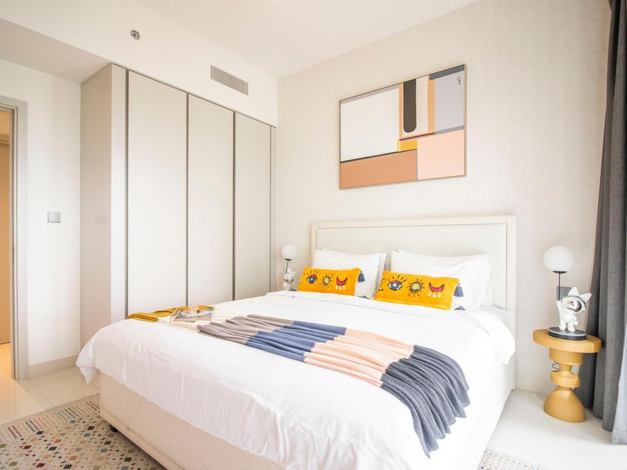 Beachfront Bliss: Chic 1 Bedroom Retreat By The Sea Apartment