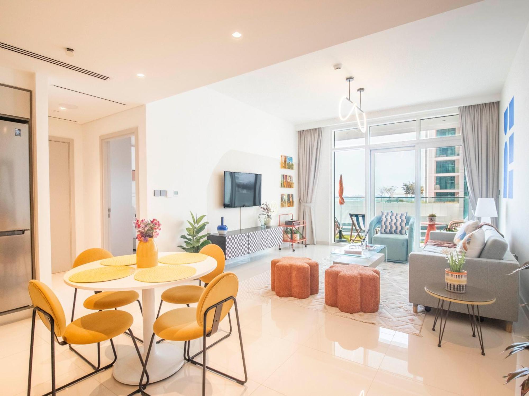 Beachfront Bliss: Chic 1 Bedroom Retreat By The Sea *