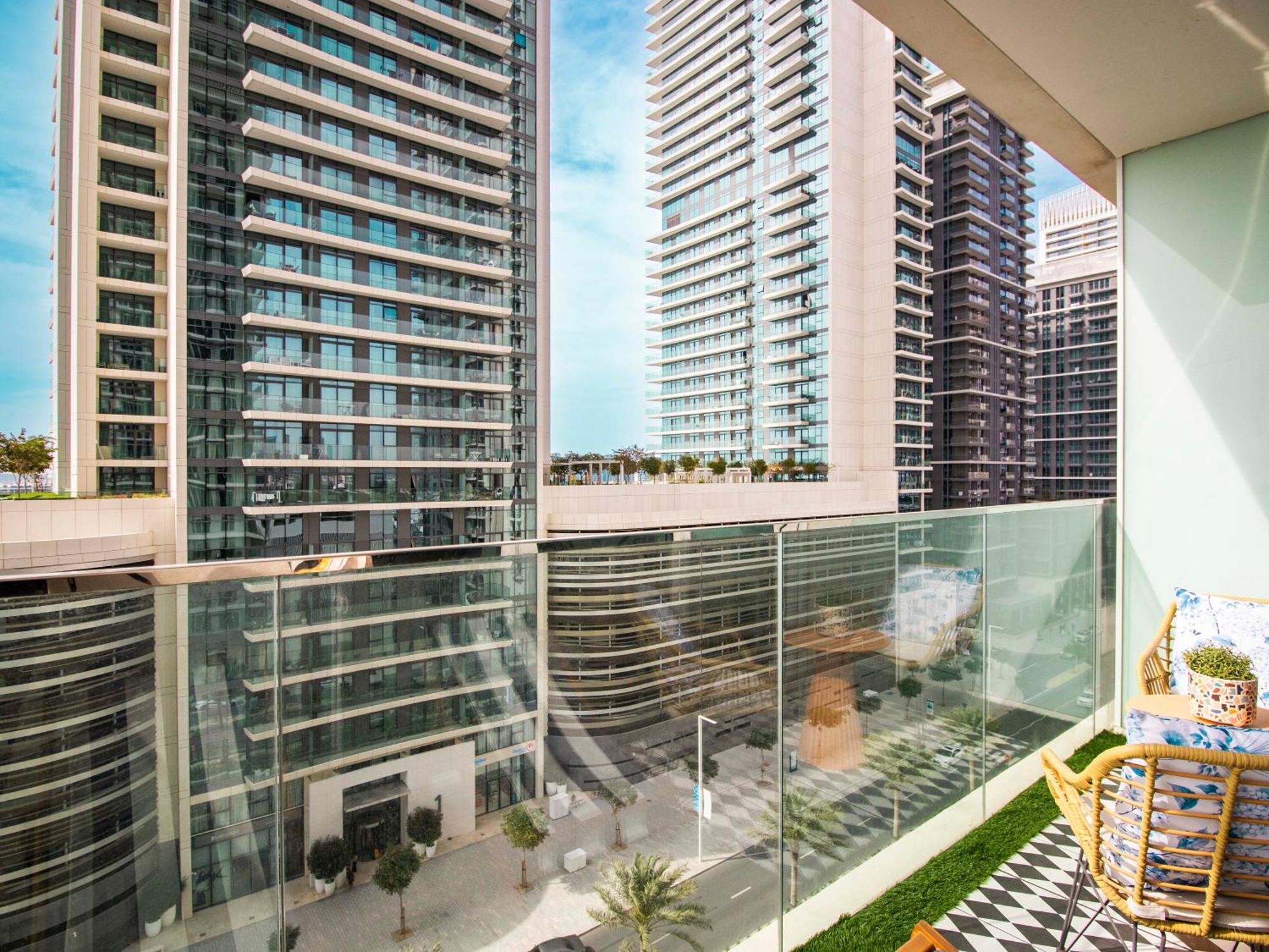 Beachfront Bliss: Chic 1 Bedroom Retreat By The Sea Apartment