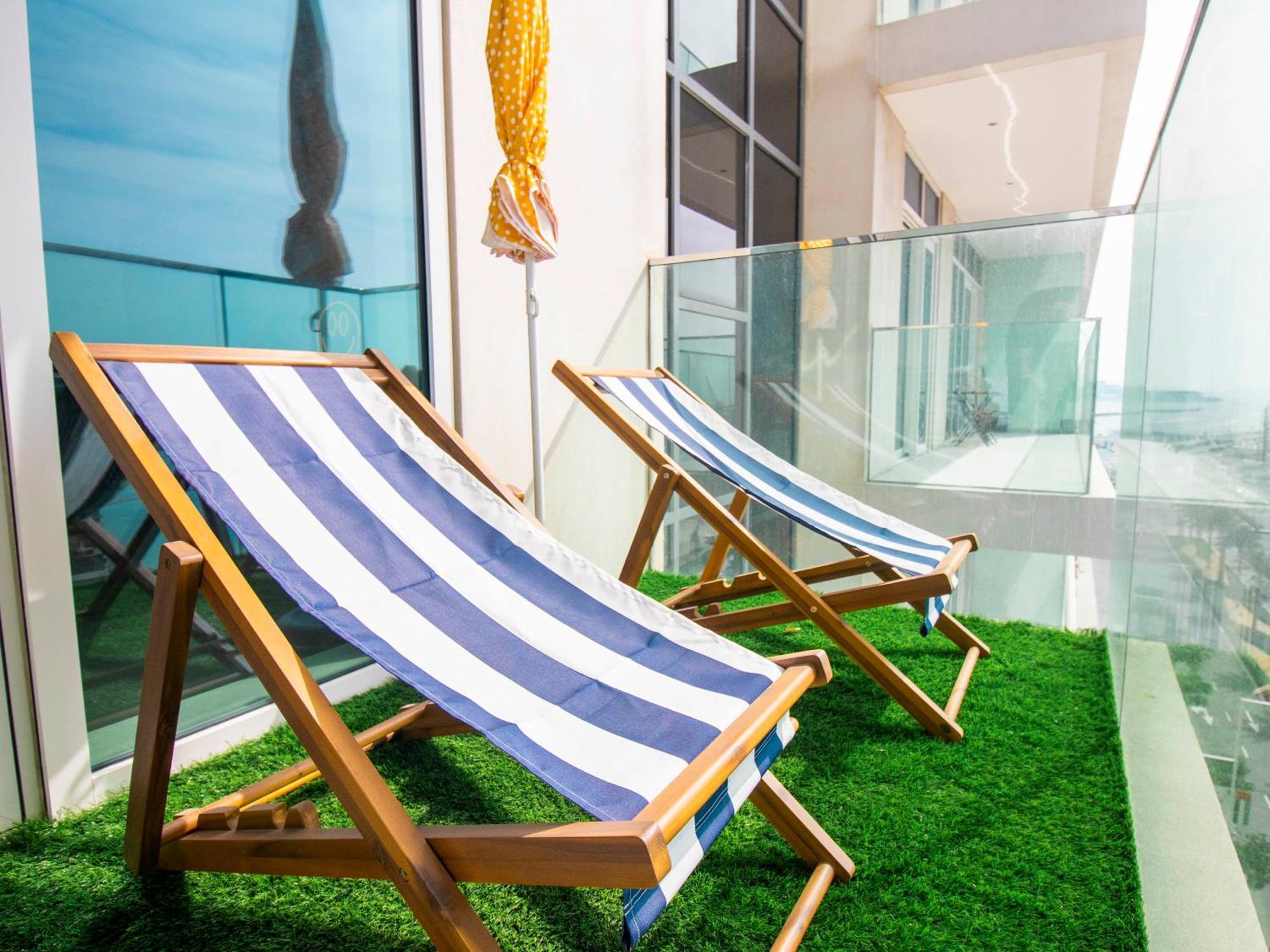 Apartment Beachfront Bliss: Chic 1 Bedroom Retreat By The Sea